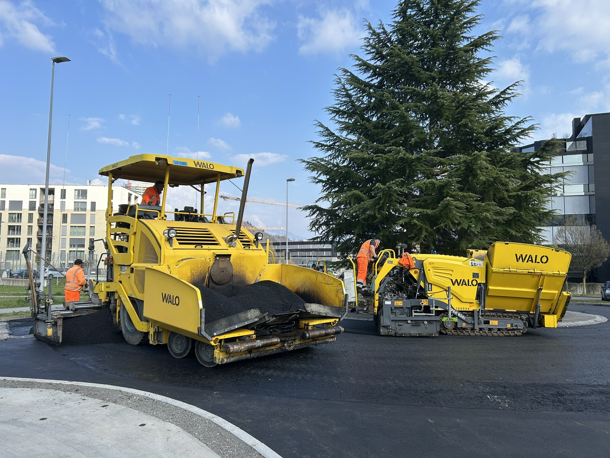 Belagseinbau beim Kreisel Vorderschlund