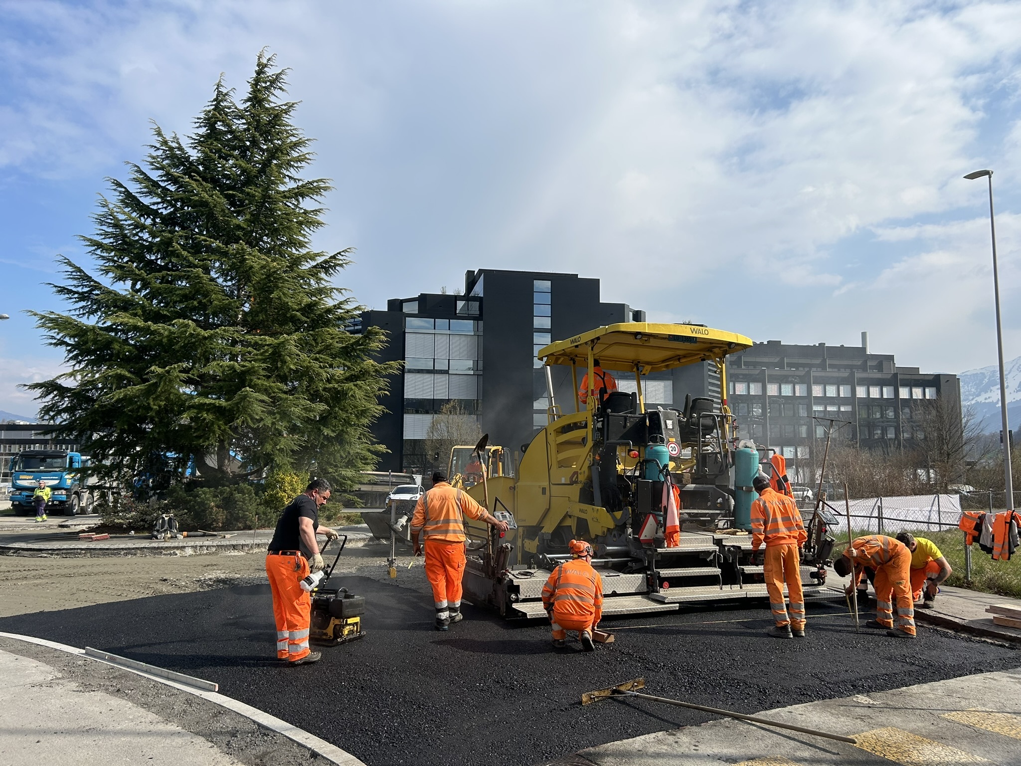 Belagseinbau beim Kreisel Vorderschlundstrasse