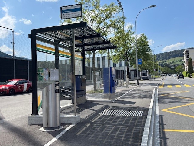 Behigsanierte Bushaltestelle Sportweg Sammelplatz Richtung Horw
