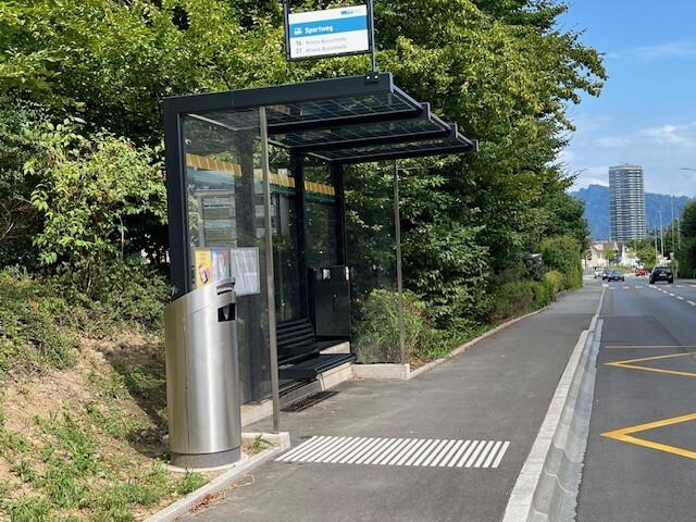 Behigsanierte Bushaltestelle Sportweg Richtung Busschleife
