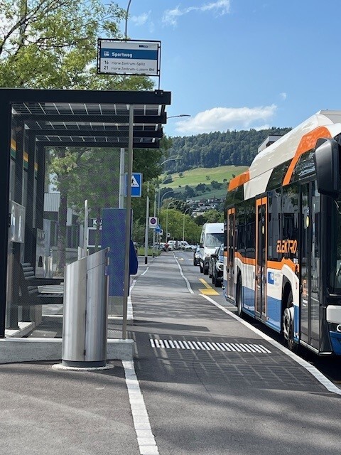 Bus an der erneuerten, barrierefreien Bushaltestelle