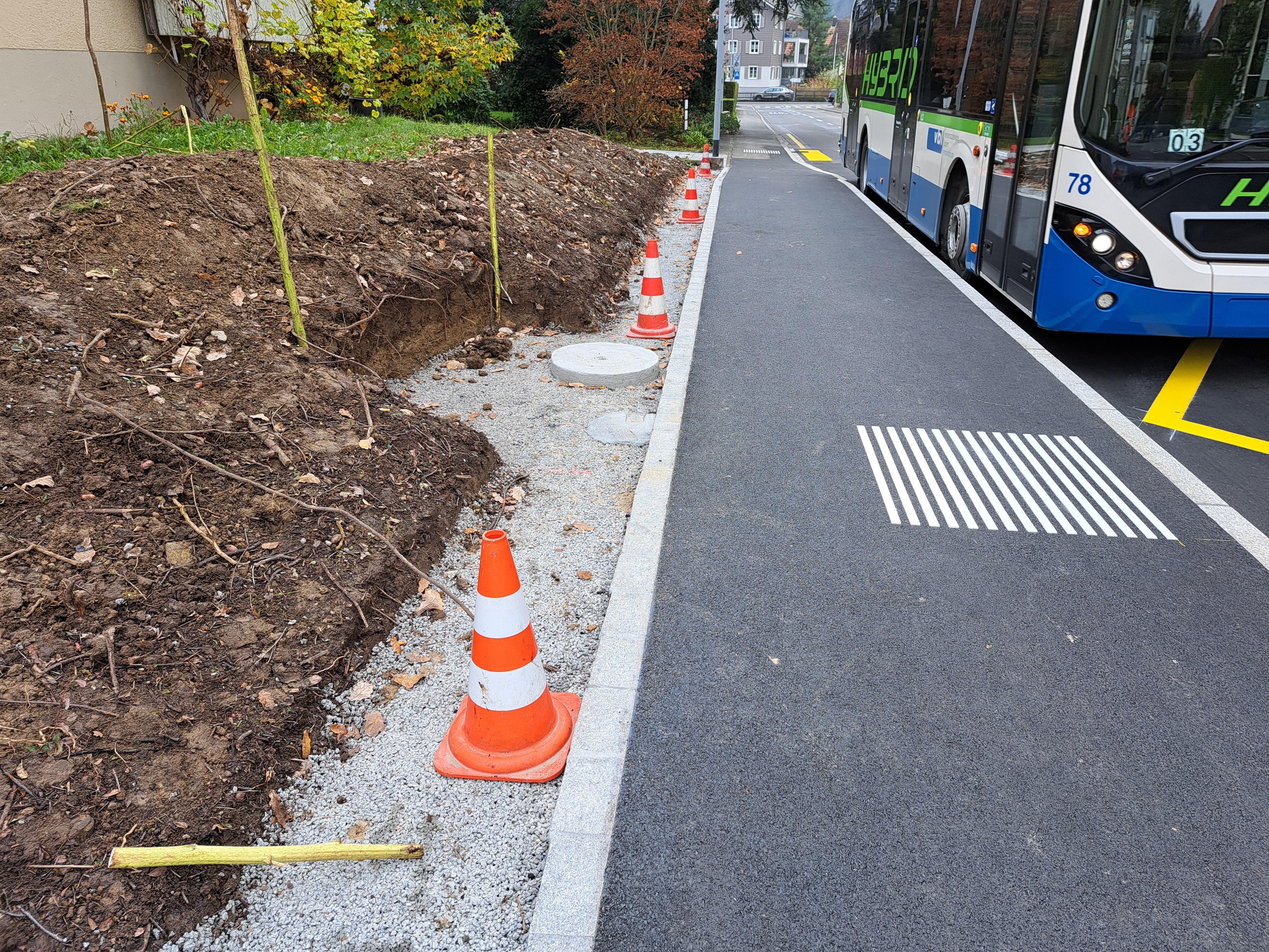 Stufenlos einsteigen: Der Bus an der neu sanierten und BehiG-konformen Haltestelle